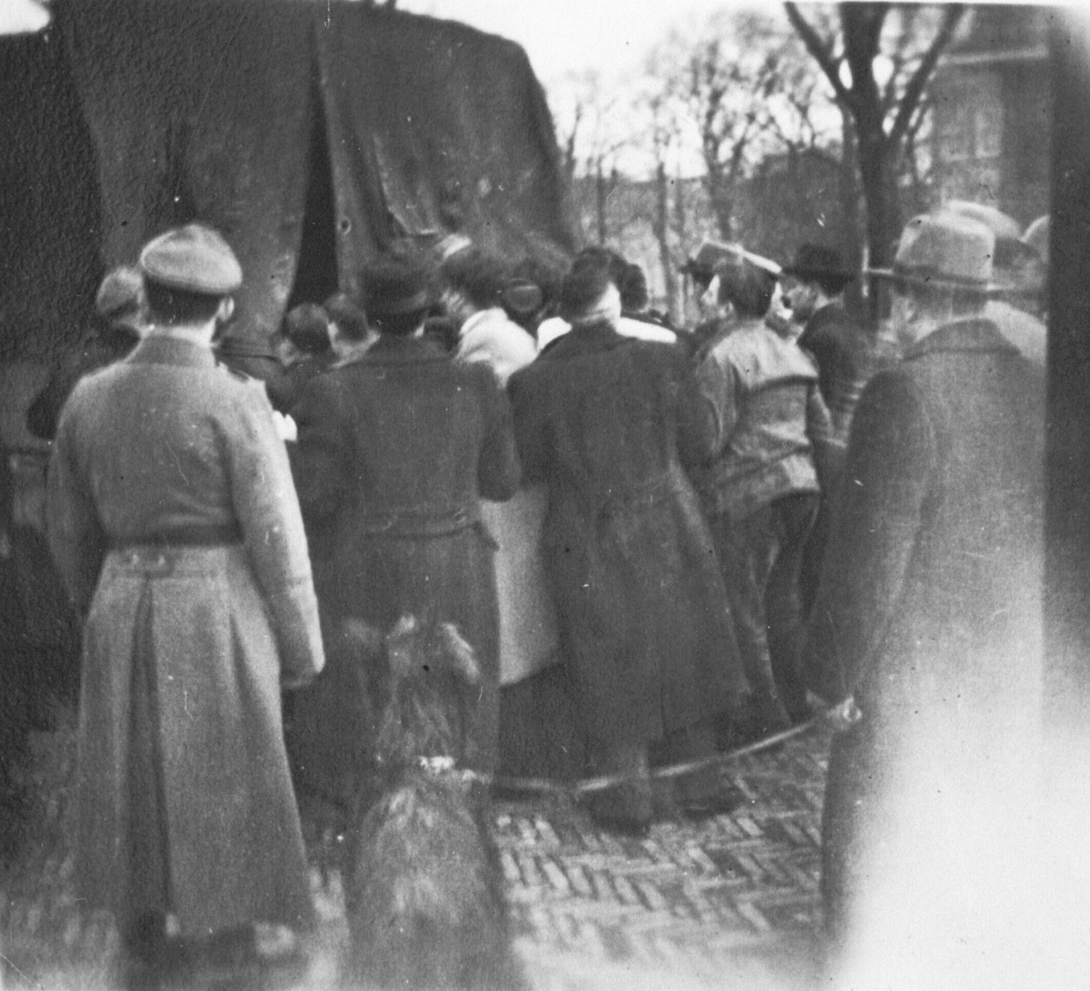 Mass Raids In Amsterdam The First Deportations Of Dutch Jews Anne