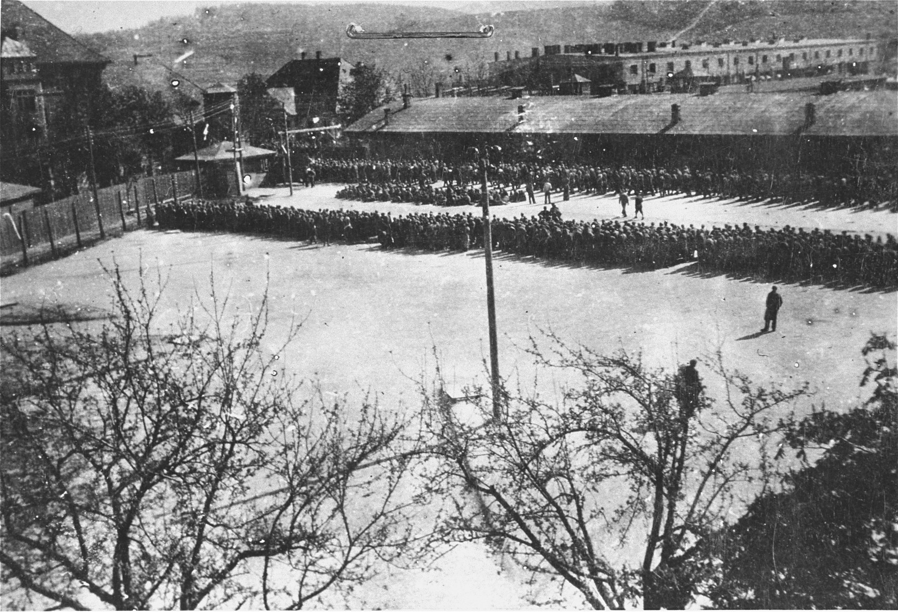 Pas aangekomen gevangenen worden verzameld op de appelplaats in Kamp Melk, 1944-1945
